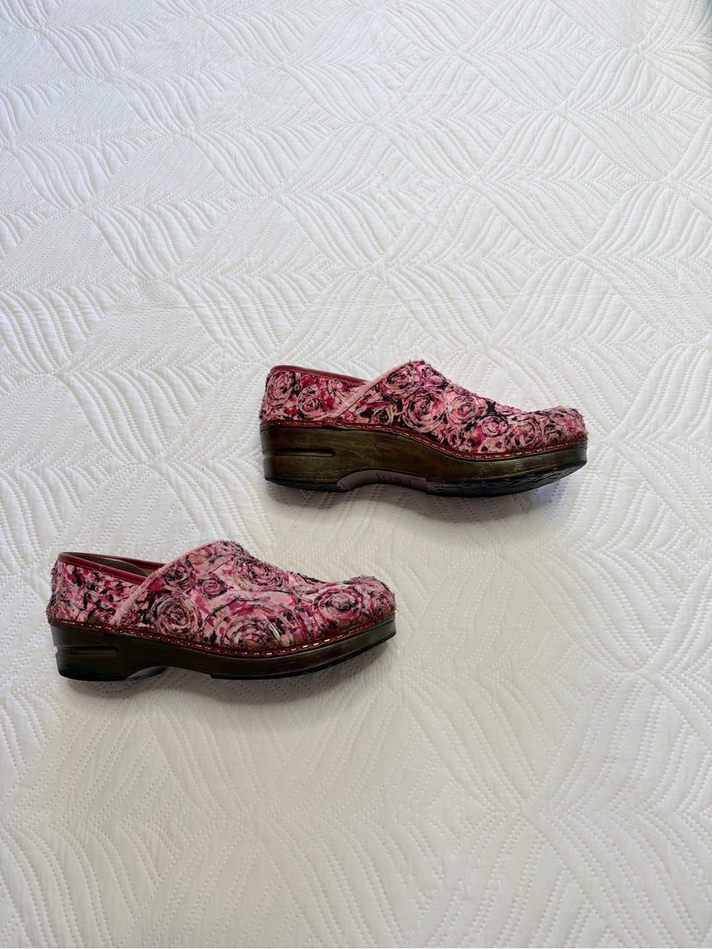 Sanita Women’s Pink Rose-Floral Embroidered Tapestry Fabric Clogs. Size 38 (7.5) - Picture 4 of 8